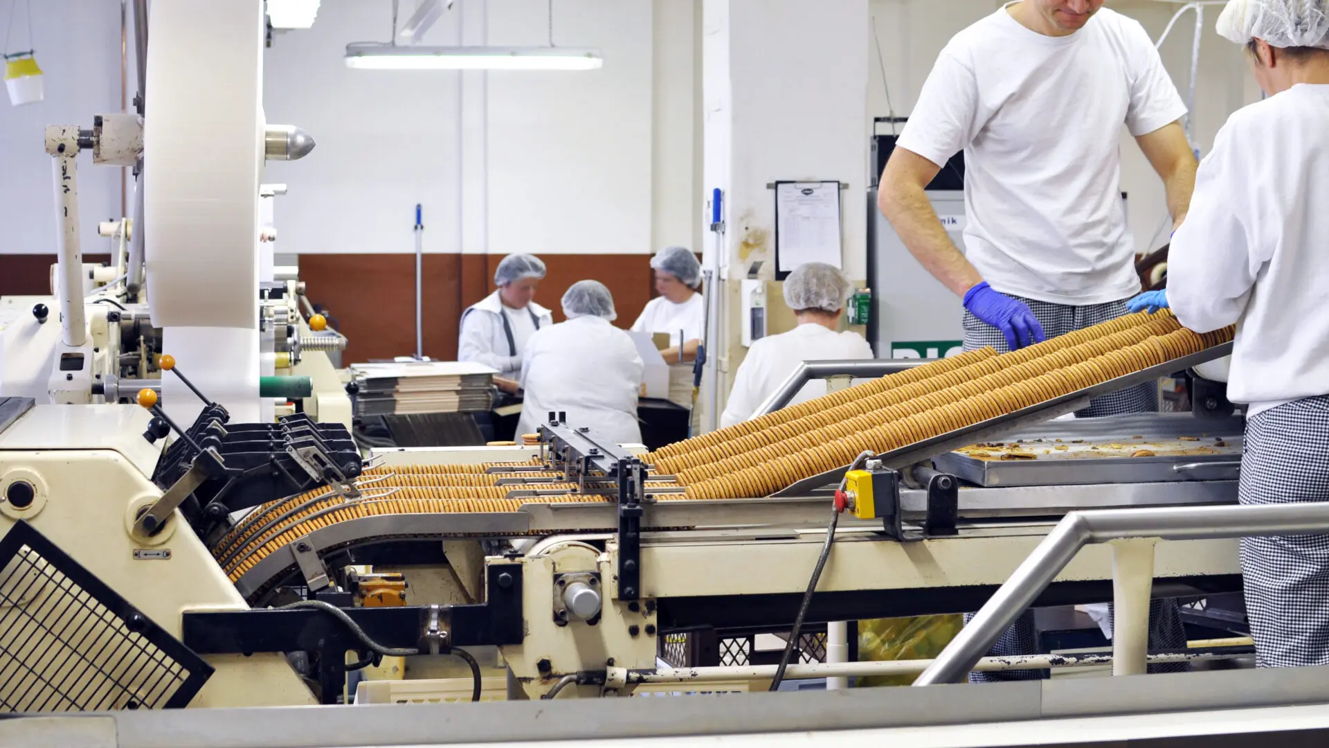 Fliessbandarbeit in d. Lebensmittelindustrie - Keksherstellung